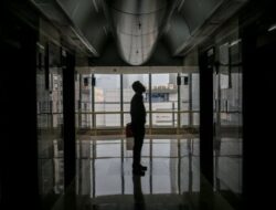 Pemerintah Perjelas Aturan Masuk Kerja di Sektor Esensial dan Kritikal